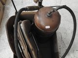 une caisse contenant un bidon d'essence et un tuyau qui y est raccordé