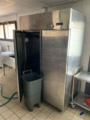 une photo d'une cuisine professionnelle avec un réfrigérateur et une poubelle