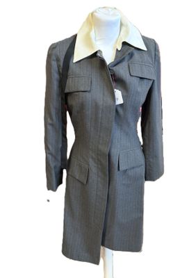 un costume sur un mannequin, avec un col blanc