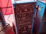une machine posée par terre à côté d'une machine bleue
