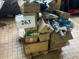 une pile de cartons sur une palette dans un entrepôt