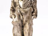 statue d'un garçon en salopette et coiffé d'un chapeau, sur fond blanc