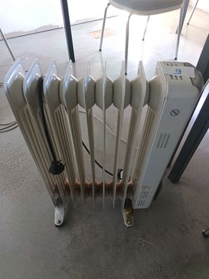 Radiateur filaire sur roulettes, sans marque apparente.