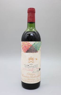 une bouteille de vin posée sur une table blanche