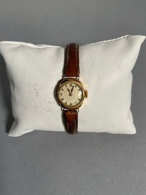 LIP Montre de poignet de dame de forme ronde, le boîtier or …