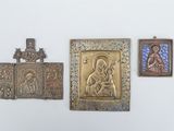 trois petites plaques métalliques et une image de Jésus sur la croix