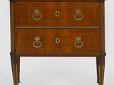 une commode en bois avec des poignées en laiton et des tiroirs