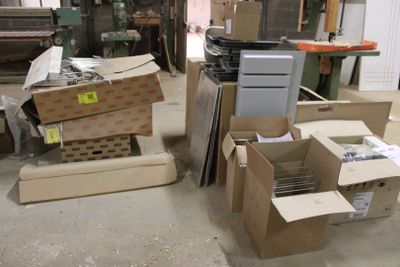 un grand nombre de cartons empilés dans une pièce