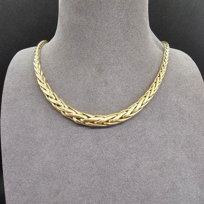 un collier en or sur un mannequin mannequin mannequin mannequin mannequin mannequin mannequin mannequin mannequin mannequin