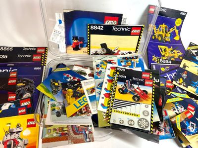 un tas de legos posés sur une table