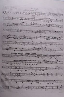 une vieille partition sur laquelle figurent des notes de musique