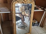 un miroir posé sur le sol d'une pièce