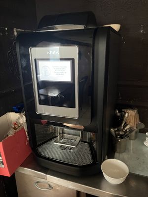 une machine à café posée sur un comptoir dans une cuisine