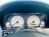 un gros plan du tableau de bord d'une voiture, avec un compteur de vitesse et des jauges