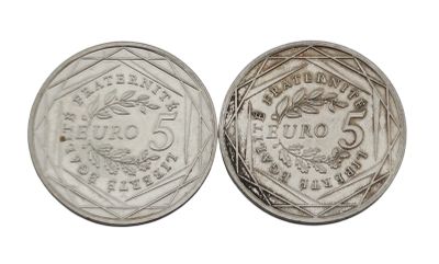 gros plan d'une pièce de monnaie sur fond blanc