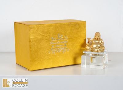 une image représentant une boîte en or contenant une petite statuette de Bouddha