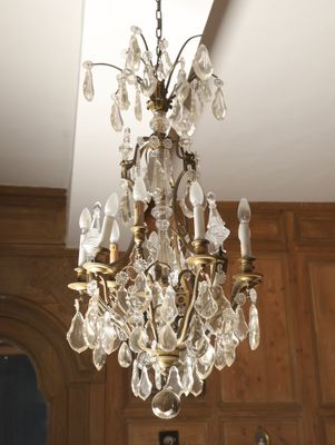 un lustre suspendu au plafond d'une pièce
