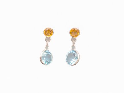 une paire de boucles d'oreilles ornées de topaze bleue et de citrine