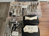 une table avec de l'argenterie et des couverts sur celle-ci