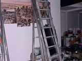 une échelle adossée au mur d'une pièce