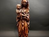 l'image d'une statue représentant une femme tenant un enfant dans ses bras