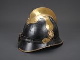 un vieux casque orné d'une décoration dorée sur le dessus