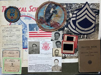 un tableau d'affichage recouvert de souvenirs militaires et d'autres objets