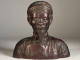 un buste en bronze représentant un homme coiffé d'un turban
