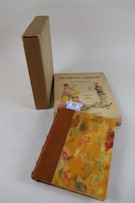 un livre posé sur une table à côté d'une boîte