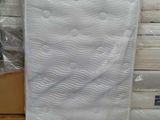 beaucoup de matelas sur les rayons du magasin