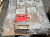 beaucoup de cartons et de palettes par terre