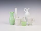 beaucoup de vases posés sur la table