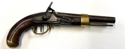 une vieille arme exposée au mur