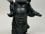 une image représentant la statue d'un homme les mains tendues
