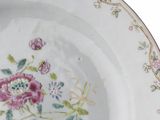 une assiette blanche avec un motif floral