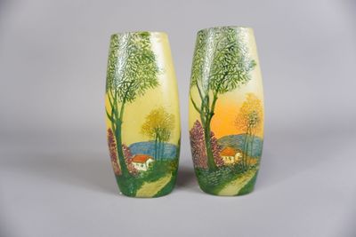 deux vases décorés de motifs représentant des arbres et des maisons