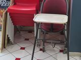 deux chaises rouges et une chaise blanche dans un coin de la pièce