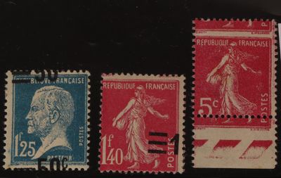 quatre timbres de couleurs différentes représentant une femme, sur un fond noir