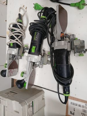 un mur sur lequel sont accrochés des outils