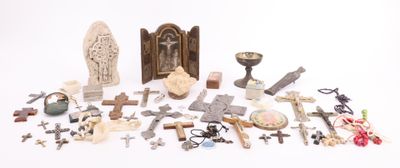 de nombreuses croix et autres objets religieux sur un fond blanc