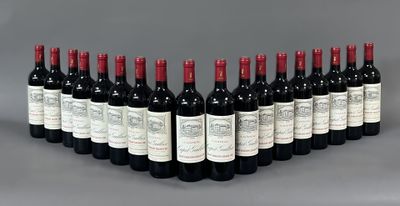 un groupe de bouteilles de vin posées sur une table