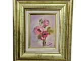 une peinture à l'huile représentant des fleurs roses dans un cadre doré, sur fond blanc