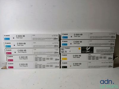 des cartouches d'encre de différentes couleurs sur une surface blanche