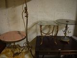 deux tables et une lampe posée sur une table dans une pièce