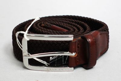 une ceinture marron avec une boucle argentée sur un fond blanc