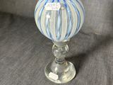 un vase en verre orné d'un motif à rayures bleues et blanches