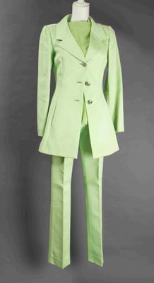une image d'un costume vert sur un mannequin, un mannequin, un mannequin, un mannequin, un mannequin, un mannequin, un mannequin, un mannequin