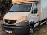 un camion blanc garé dans l'herbe
