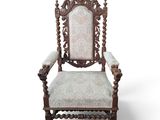 une chaise ancienne sculptée, avec dossier et accoudoirs rembourrés
