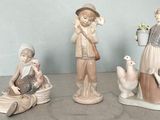 trois figurines représentant des personnes assises sur une table
